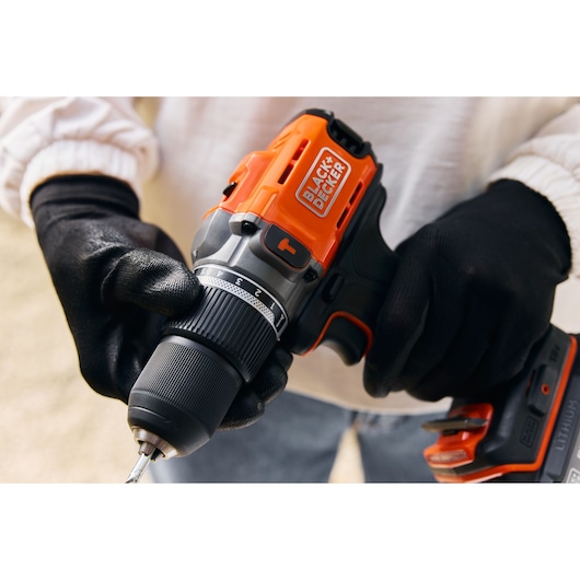 A hand adjusts the clutch position of the BLACK+DECKER® POWERCONNECT™ 18V Cordless Hammer Drill.