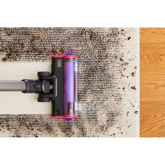 BLACKDECKER BHFEA640WP vacuum cleaner head cleaning dirty rug from top angle.