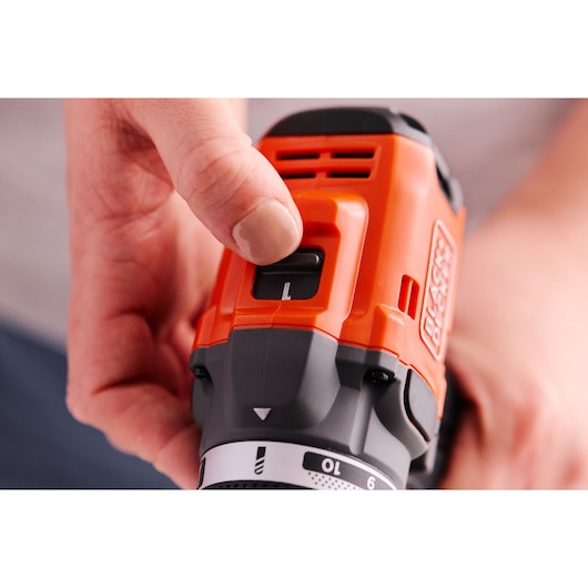 A hand switches the gear of the BLACK+DECKER® 18V POWERCONNECT™ Brushless Drill Driver.